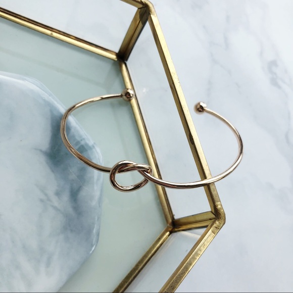 Restock Chic & Simple Knot Bracelet in Gold - Picture 4 of 5